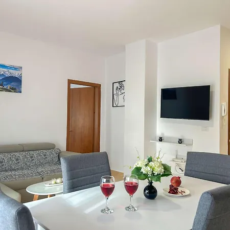One Bedroom 1377 Apartment *